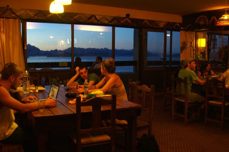 Huespedes sentados a la mesa en el comedor principal