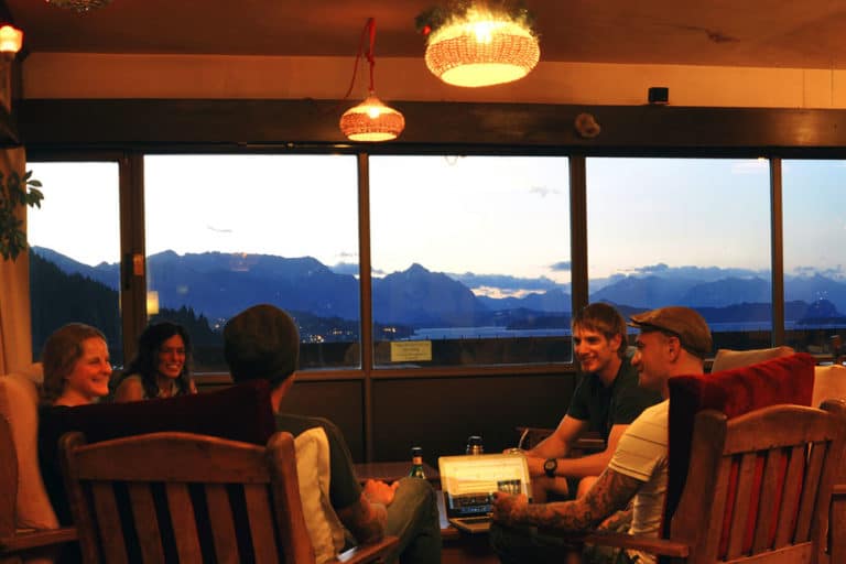 Sillones apuntando hacia la vista con un grupo de huéspedes reunidos