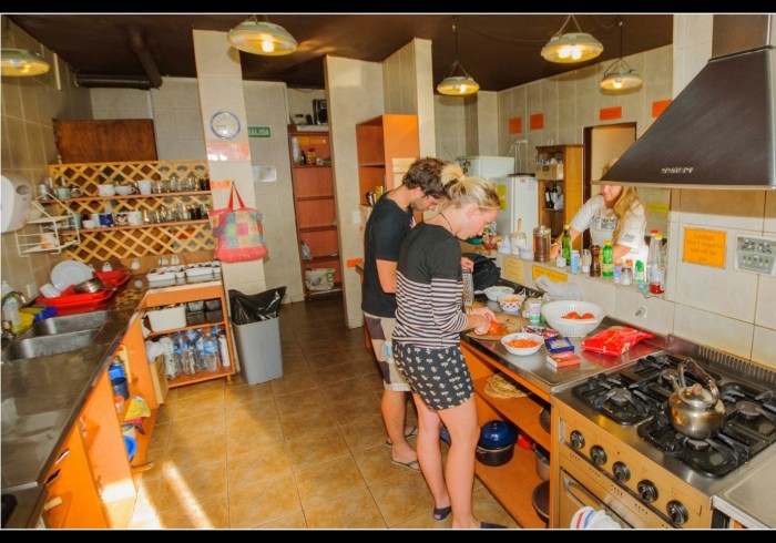dos huespedes cocinando en la cocina