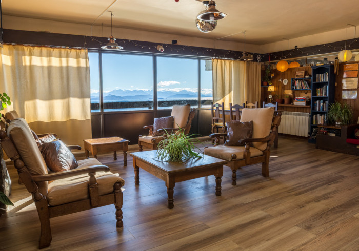 Living con luz de tarde cortinas a medio abrir sin huespedes